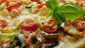 Pizza s cuketou, šunkou a žampióny
