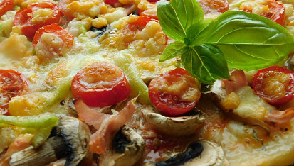 Pizza s cuketou, šunkou a žampióny