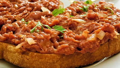 Tatarský biftek - tatarák z hovězího masa