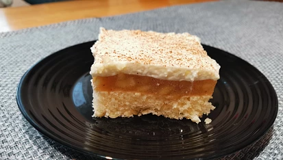Jablečné řezy s tvarohem a smetanou
