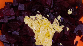 Salát z červené řepy