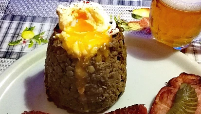 Čočka "Volcano" na kyselo s uzeným a klobásou