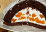 Kakaový dort s tvarohem a broskvemi
