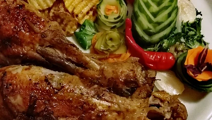 Pečená krůtí stehna a smažené brambory