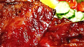 Pečená uzená žebra na medu, pivu a sweet chilli