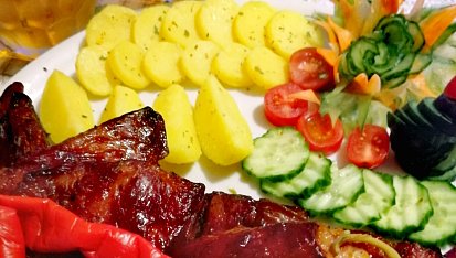 Pečená uzená žebra na medu, pivu a sweet chilli