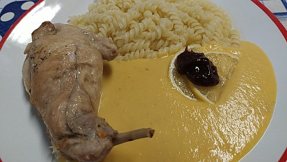 Králík na smetaně s brusinkami a těstovinou