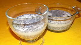 Pohár s chia semínky a kaki