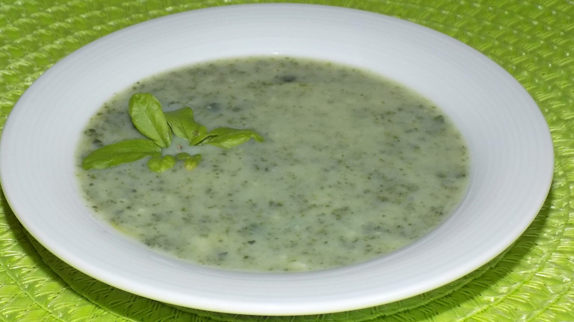 Špenátová polévka Zelený čtvrtek aneb Co s nevyužitelnými částmi brokolice