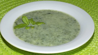 Špenátová polévka Zelený čtvrtek aneb Co s "nevyužitelnými" částmi brokolice