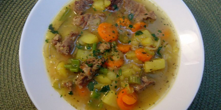 Hovězí hustá polévka s bramborem a zeleninou