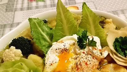 Květákovo-brokolicová polévka s domácími noky