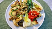 Kuřecí nudličky s česnekem, zázvorem a pak choi