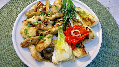 Kuřecí nudličky s česnekem, zázvorem a pak choi