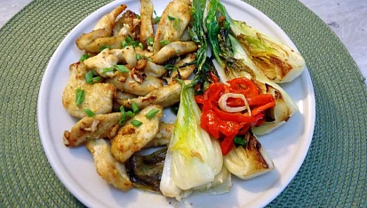 Kuřecí nudličky s česnekem, zázvorem a pak choi