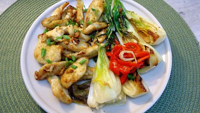 Kuřecí nudličky s česnekem, zázvorem a pak choi