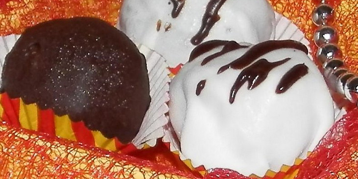 Ovesné koule v čokoládě a marcipánu (Ovesné koule v čokoládě a marcipánu)