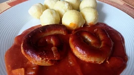 Vinná klobása pečená na rajčatech