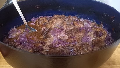 Pomalu pečená vepřová krkovice na voňavém zelí