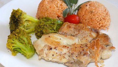 Zázvorovo-medové jáhly s chilli brokolicí a kuřecím masem
