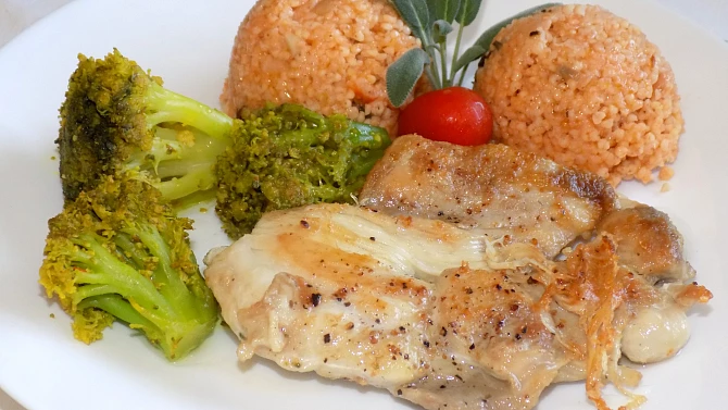 Zázvorovo-medové jáhly s chilli brokolicí a kuřecím masem