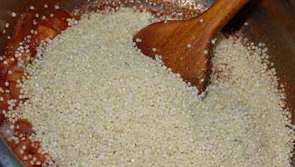 Zázvorovo-medové jáhly s chilli brokolicí a kuřecím masem