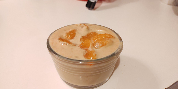 Karamelizovaný jogurt s ovocem (Mám to trochu řídčí ale chuťově je to super)