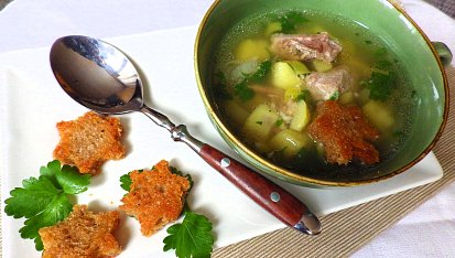 Ovarová česnečka s bramborem a chlebovými krutonky