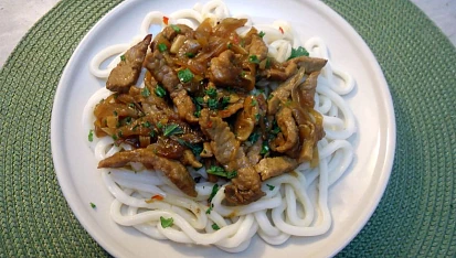 Pikantní minutkové nudličky na cibuli, česneku, zázvoru a chilli