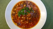 Polévka s černou čočkou, cizrnou a chorizem