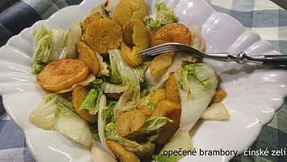 Brambory s čínským zelím, Výborné jednoduché. Opekala jsem na česnekovém oleji s troškou másla.