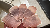 Domácí  sušené prosciutto, tence nakrájeno