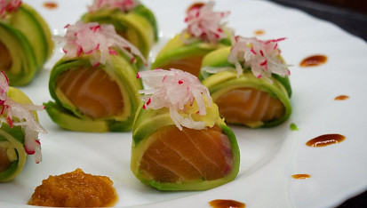 Domácí gravlax & luxusní lahůdky z gravlaxu, Lososové rolky v avokádu