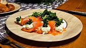 Domácí gravlax & luxusní lahůdky z gravlaxu, Gravlaxové závitky s křenovou pěnou