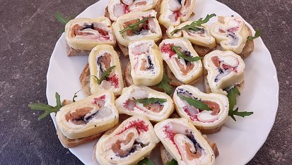 Domácí gravlax & luxusní lahůdky z gravlaxu, Sýrová roláda s gravlaxem, krevetou a kaviárem