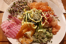 Poke bowl s gravlaxem a klíčky