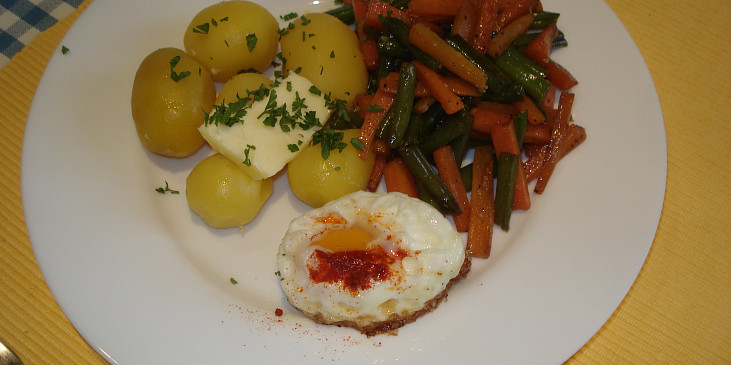 Zeleninka s volským okem a brambory - dnešní oběd.