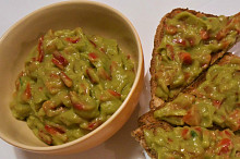 guacamolle. Na opečením toustu patří samozřejmě do KY.