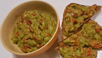 Guacamole, neboli avokádová salsa  (Dělená strava podle LK - Kytičky i Zvířata), guacamolle. Na opečením toustu patří samozřejmě do KY.