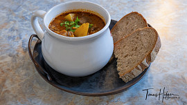 Gulášová polévka z hlívy ústřičné a kořenové zeleniny