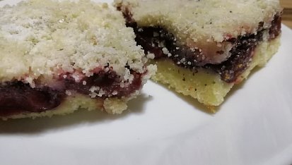 Hrnečkový třený koláč se švestkami, mákem a drobenkou