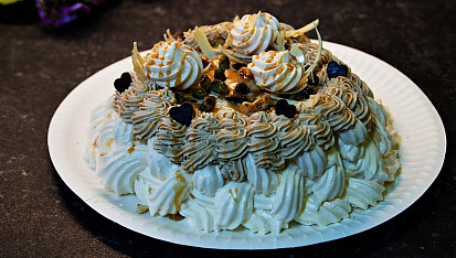 Karamelová Pavlova s oříšky a banány, Karamelová Pavlova s oříšky a banány