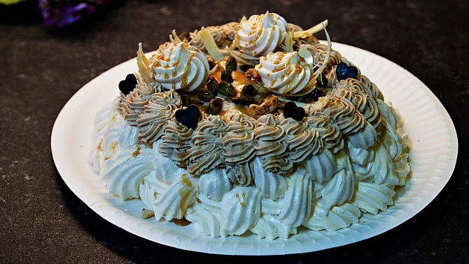 Karamelová Pavlova s oříšky a banány, Karamelová Pavlova s oříšky a banány