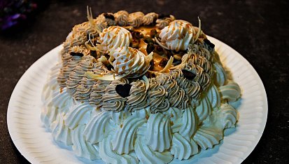 Karamelová Pavlova s oříšky a banány, Karamelová Pavlova s oříšky a banány