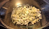 Pečený bůček, cibule s česnekem