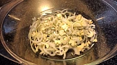 Pečený bůček, cibule s česnekem