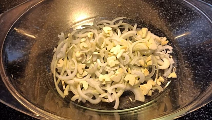 Pečený bůček, cibule s česnekem