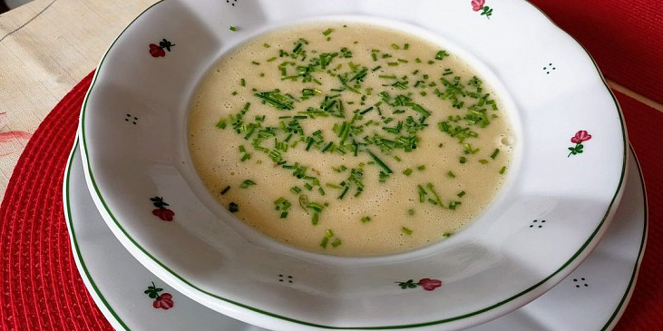Krémová bramborová polévka s česnekem a smetanou