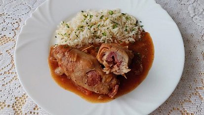 Kuřecí závitky na cibuli, loupaných rajčatech a rajčatové šťávě z PH