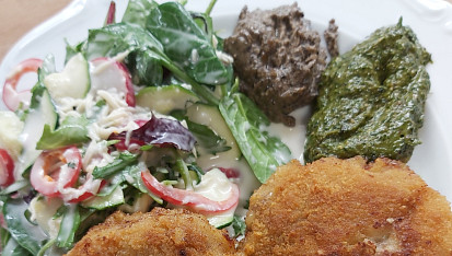 Pesto z černých oliv a z rukoly se sušenými rajčaty, Se salátem a holandskými řízky